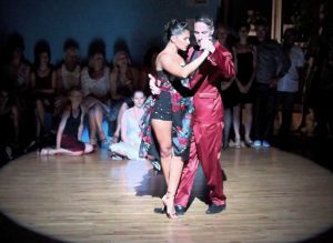 Tango in piazza con la coppia Dispari-Fina