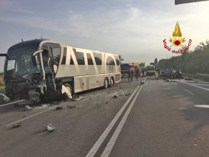 Venezia - L'incidente tra un pullman e un'auto