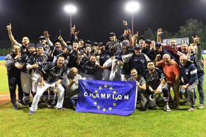 Sport - Baseball - Alessandro Vaglio alza al cielo l'European champions cup