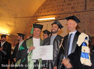 La consegna degli attestati di laurea