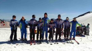 La squadra al completo con i maestri della scuola di sci “Tre Nevi” di Ovindoli