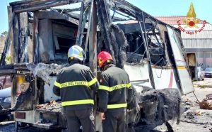 Gela - Intervento dei vigili del fuoco per l'esplosione di una bombola di gas al mercato rionale