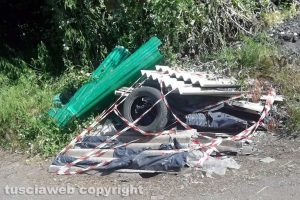 Viterbo - Lastre di eternit abbandonate lungo strada Signorino