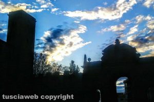 Viterbo - Porta Fiorentina vista da piazza Della Rocca al tramonto
