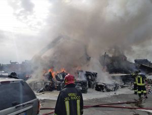 Capranica - Sfasciacarrozze in fiamme a Vico Matrino