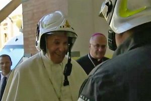 Papa Francesco a Camerino col caschetto bianco personalizzato