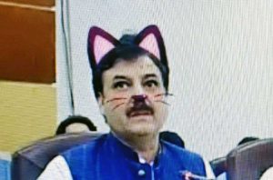 Pakistan - Politici in diretta Facebook con orecchie e baffi da gatto