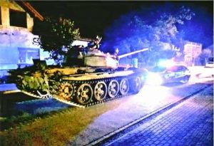 Polonia - Ubriaco gira con un carro armato in città