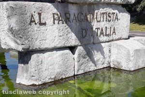 Viterbo - Il monumento al Paracadutista d'Italia nell'incuria