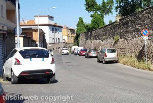 Viterbo - Sosta selvaggia in via Primo maggio