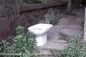 Viterbo - Rifiuti alla Quercia