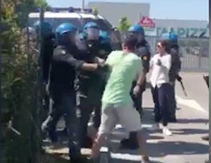 Modena - Il sindacalista aggredito dalla polizia