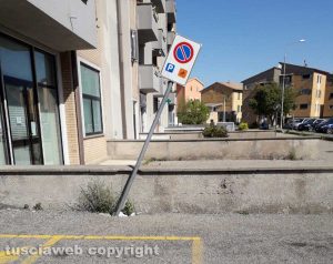 Viterbo - Cartello semidivelto in via Castel Vetulonia