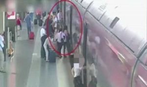 Roma Termini - Le due donne rom in azione