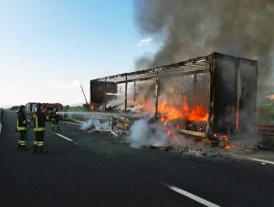 Autotreno in fiamme sull'A1
