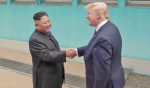 La stretta di mano tra Trump e Kim