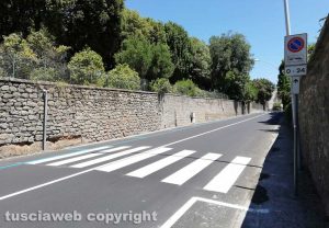 Viterbo - Via del Pilastro - Le strisce pedonali