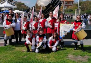 I musici e gli sbandieratori dell'associazione culturale Pilastro