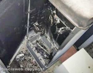 Una delle cabine Enel distrutte dalle fiamme
