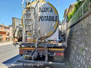 Un'autobotte con l'acqua potabile