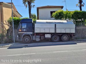L'autobotte con l'acqua potabile