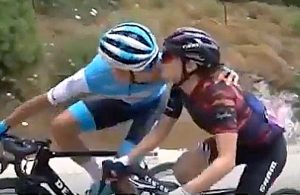Il bacio tra Guy Sagiv e Omer Shapira