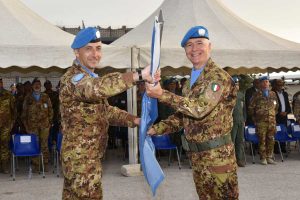 Esercito - Libano - Il colonnello Vincenzo Papalini riceve dal generale Bruno Pisciotta la bandiera Onu