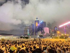 Proteste a Hong Kong contro la legge sull'estradizione, la folla in piazza