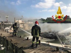 L'intervento dei vigili del fuoco a Fiumicino