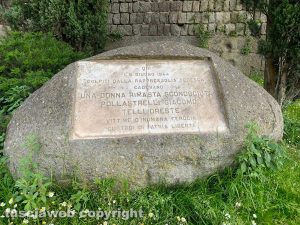 Viterbo - La lapide ricorda che l’8 giugno 1944 i nazisti trucidarono tre persone a piazzale Gramsci
