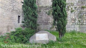 Viterbo - La lapide ricorda che l’8 giugno 1944 i nazisti trucidarono tre persone a piazzale Gramsci