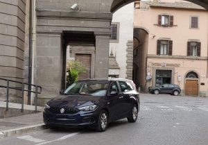 La foto con l'auto di servizio del sindaco pubblicata sui social