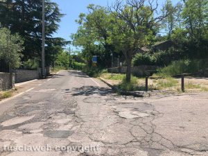 Viterbo - Le buche rattoppate su strada Romana