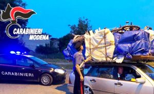 Carabinieri - L'auto fermata con la camera da letto sul tetto
