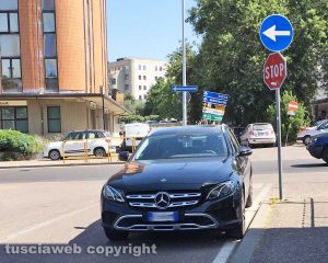 Viterbo - Parcheggio selvaggio in via Isabella di Morra