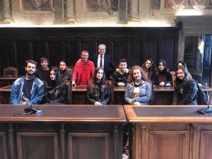 Antonello Ricci e Giovanni Arena con gli studenti del santa Rosa