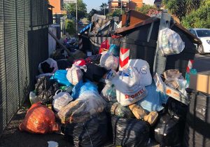 Roma - Cassonetti pieni di rifiuti