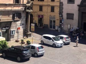 La postazione dei taxi in piazza del Comune