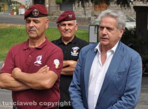 Viterbo - Giovanni Arena al Monumento dedicato al paracadutista d'Italia insieme ai soci paracadutisti