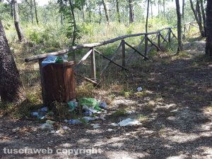 Soriano nel Cimino - Rifiuti al monumento naturale di Corviano