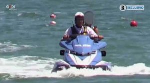 Il figlio sedicenne del ministro Salvini fa un giro di piacere sulla moto d’acqua della polizia