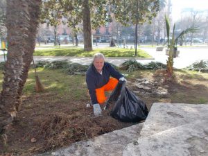 Castellammare di Stabia - Disoccupato pulisce la città gratis
