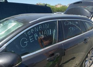 Ferrara - Atti vandalici sull'auto di un turista tedesco