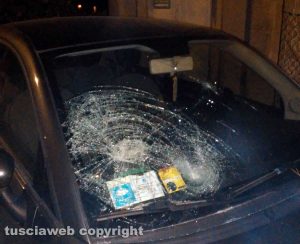 L'auto danneggiata in via del Crocifisso