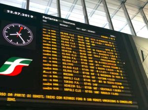 Roma - Il tabellone con gli orari dei treni in ritardo