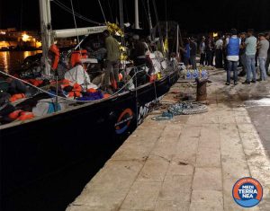 Migranti scendono dal veliero Alex