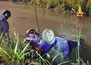 Jesolo - Auto sprofondata nel canale