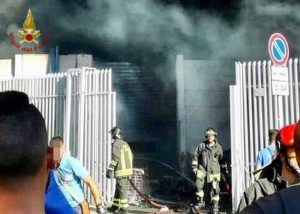 Napoli - Incendio in un magazzino di giocattoli