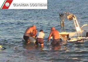 Ladispoli - Barca rischia di affondare - Intervento della guardia costiera