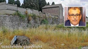 Bagnaia - Erbacce fuori dal cimitero - Nel riquadro Enrico Maria Contardo
